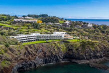 Caloura Hotel Resort Aussenansicht vom Meer aus
