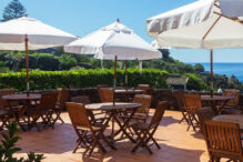 Caloura Hotel Resort Terrasse mit Snack Bar